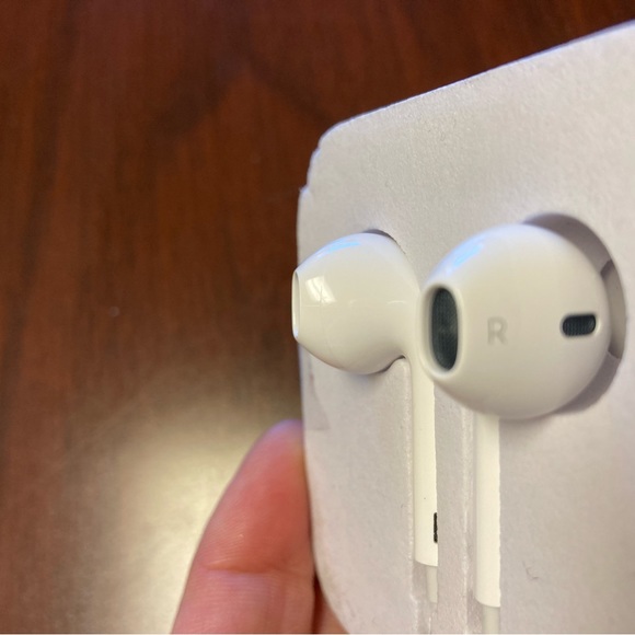 💝HP💝 BRAND NEW Apple Ear Buds MINT CONDITION Brand New Never Used!! - Picture 2 of 9